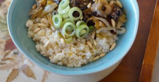 Tempeh encebollado con arroz integral y miso
